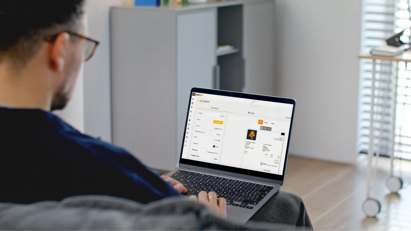 Autonomo con portatil en las piernas